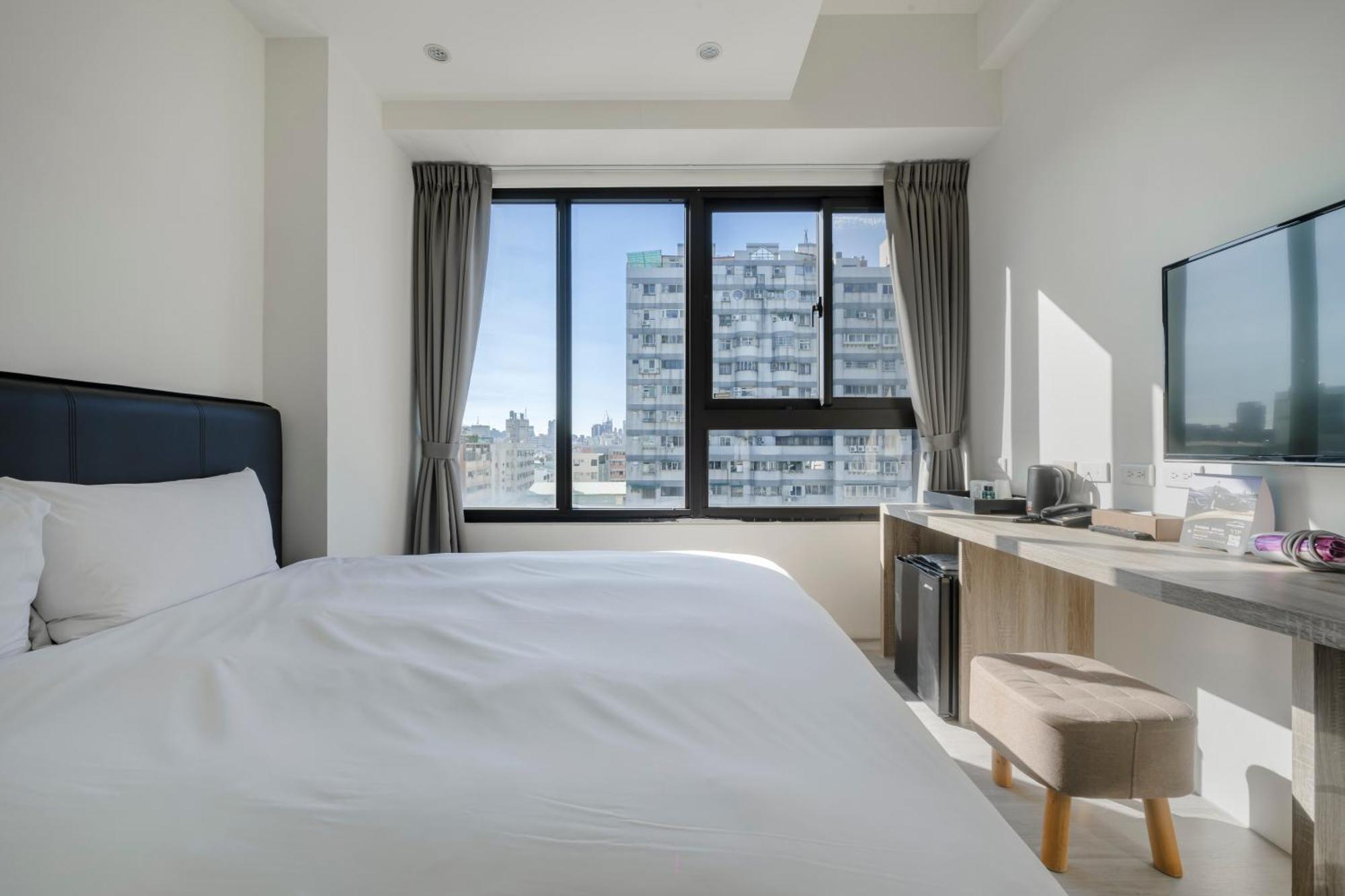 Check Inn Express Taichung Fuxing Exterior photo