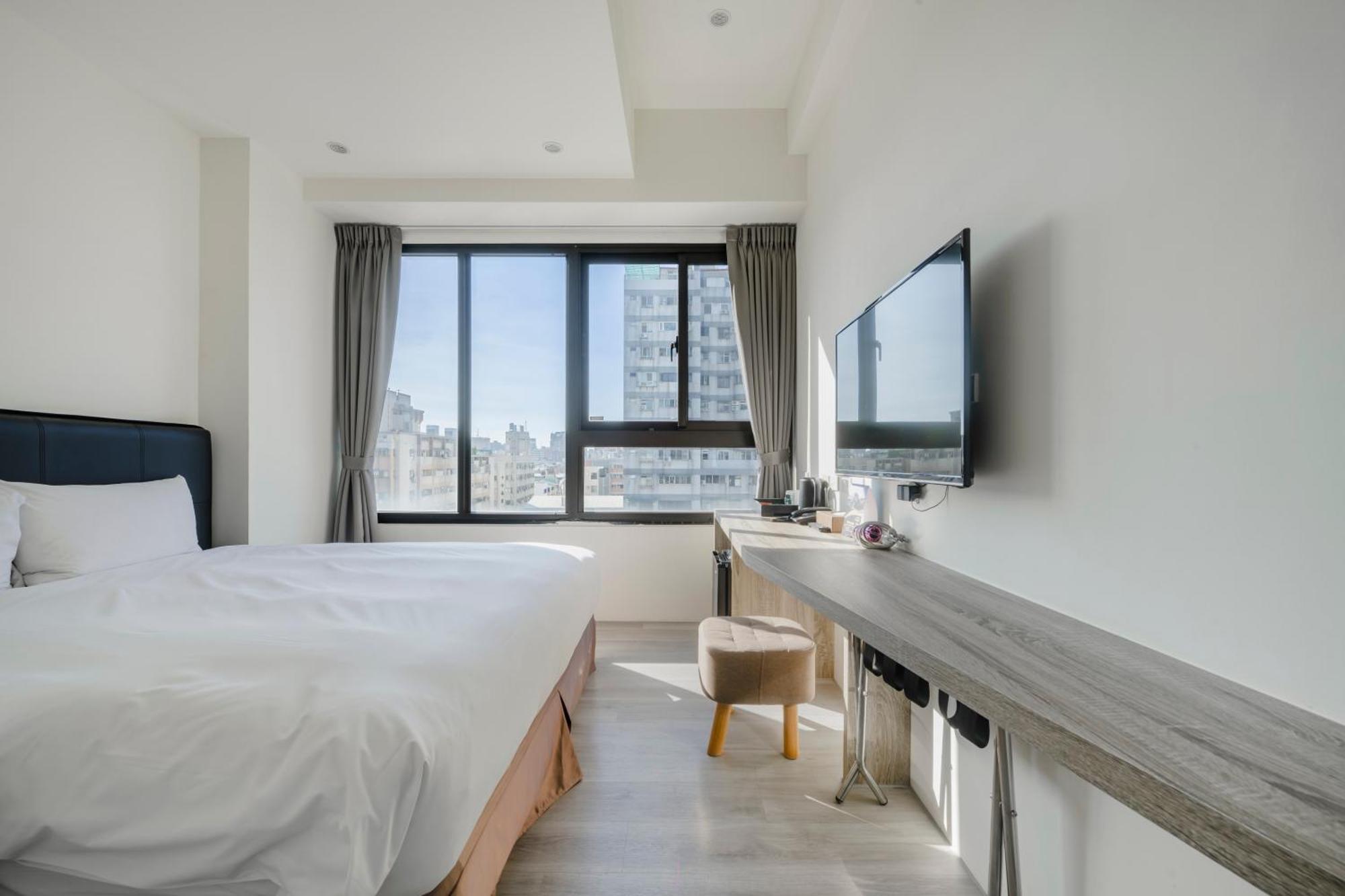 Check Inn Express Taichung Fuxing Exterior photo