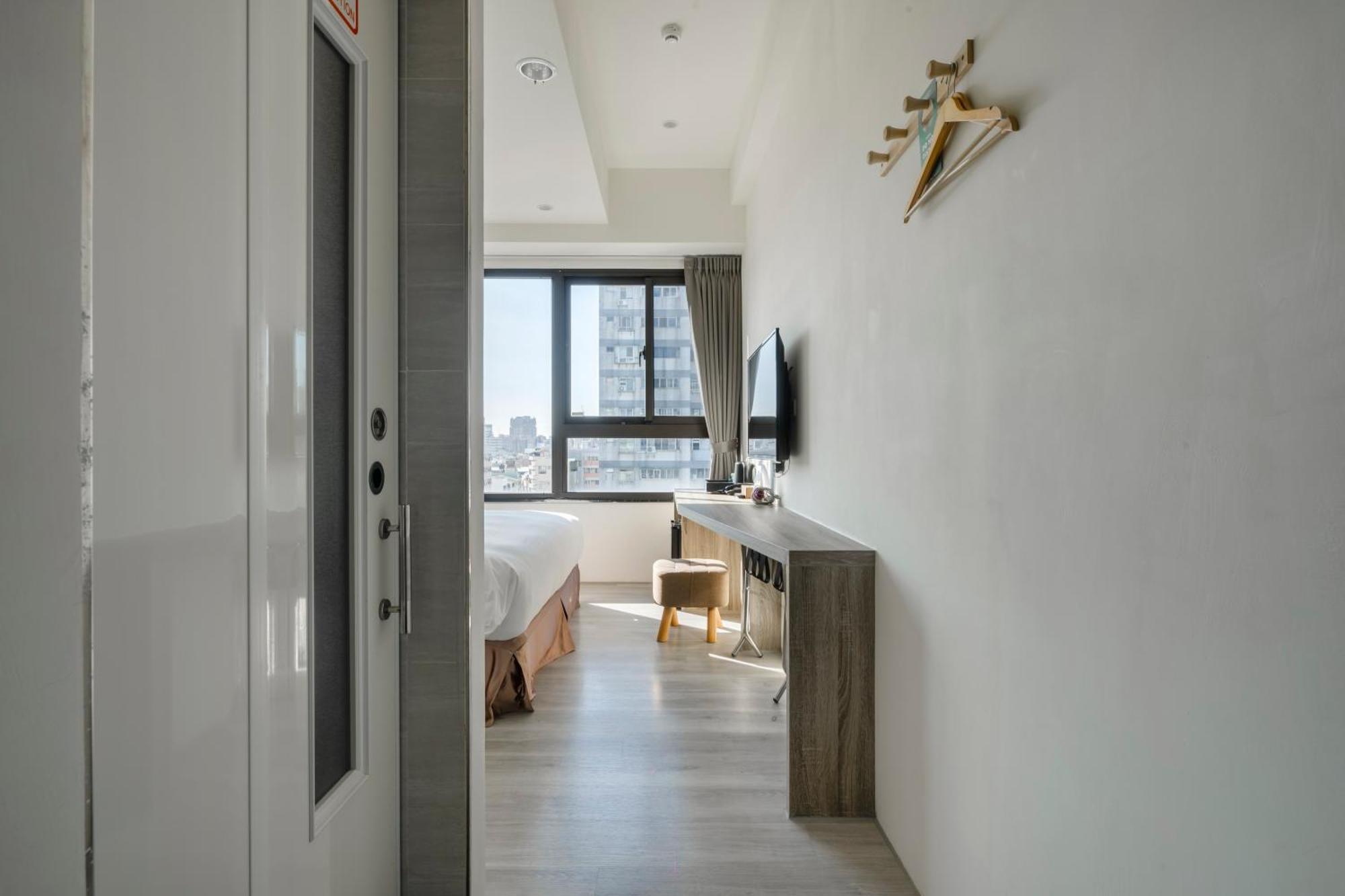 Check Inn Express Taichung Fuxing Exterior photo